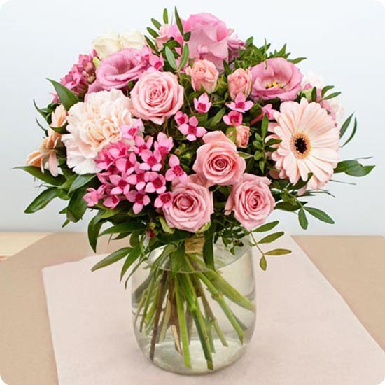 Bouquet rond de fleurs pastel roses et blanches au style élégant 123fleurs disponible sur le comparateur bloomyrama
