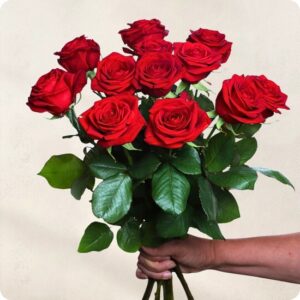 Bouquet Désir 123fleurs roses rouges bouquet rond élégant et intense disponible sur le comparateur bloomyrama