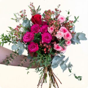 Bouquet champêtre aux fleurs fraîches roses rouges et fushia avec feuillage décoratif 123fleurs disponible sur le comparateur bloomyrama