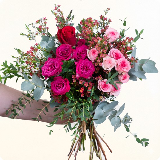 Bouquet champêtre aux fleurs fraîches roses rouges et fushia avec feuillage décoratif 123fleurs disponible sur le comparateur bloomyrama