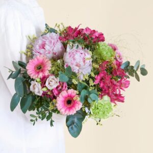 Bouquet rose et vert avec pivoines dans bulle d’eau par Interflora disponible sur bloomyrama