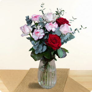 Petit bouquet romantique roses rouges roses oeillets bicolores et eucalyptus 123fleurs disponible sur bloomyrama