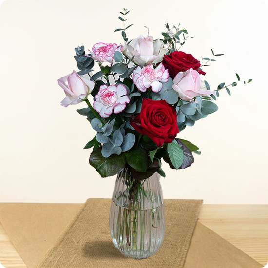 Petit bouquet romantique roses rouges roses oeillets bicolores et eucalyptus 123fleurs disponible sur bloomyrama