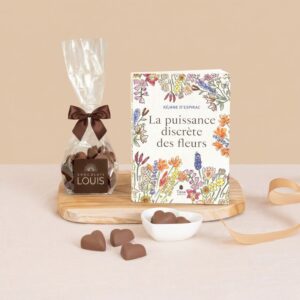 Coffret cadeau Mamie avec chocolats pralinés en cœur et livre poétique Interflora disponible sur bloomyrama