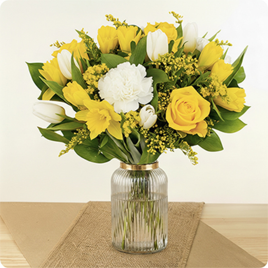 Bouquet Yuzu jaune et blanc avec tulipes roses narcisses et feuillage 123fleurs disponible sur bloomyrama