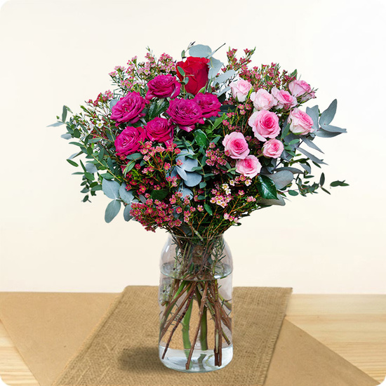 Bouquet rond de roses rouges fuchsia et pâles avec wax et eucalyptus 123Fleurs disponible sur le comparateur bloomyrama