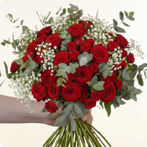 Bouquet rond de roses rouges avec gypsophile et feuillage délicat composition florale romantique réalisée par 123fleurs disponible sur le comparateur bloomyrama