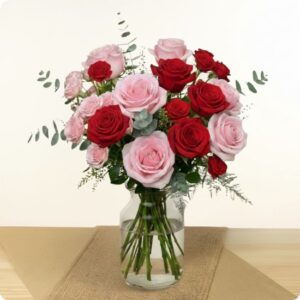 Bouquet rond de roses rouges et roses fleurs fraîches composition florale romantique réalisée par 123fleurs disponible sur le comparateur bloomyrama