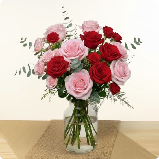 Bouquet rond de roses rouges et roses fleurs fraîches composition florale romantique réalisée par 123fleurs disponible sur le comparateur bloomyrama