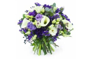 Bouquet rond blanc violet avec arum lisianthus feuillage Agitateur Floral disponible sur bloomyrama