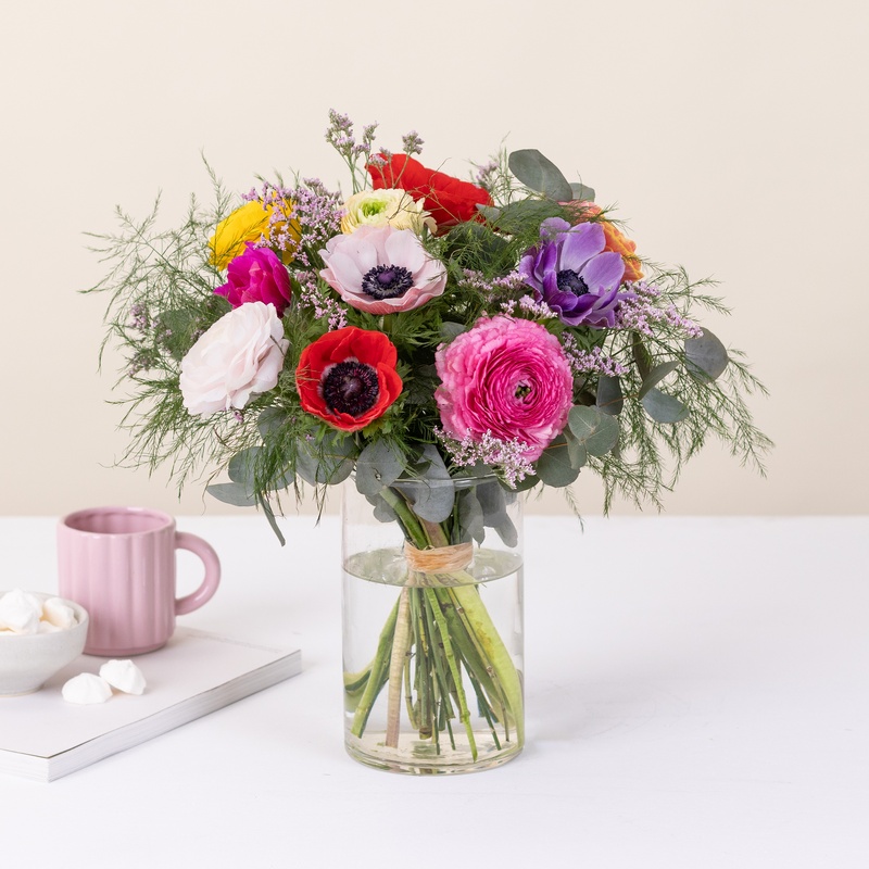 Bouquet de saison d’anémones et renoncules multicolores fleurs fraîches composition florale Interflora disponible sur le comparateur bloomyrama