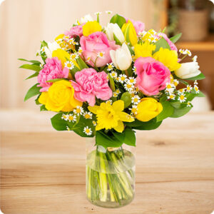 Bouquet rond coloré rose jaune blanc avec tulipes roses jonquilles et feuillage 123fleurs disponible sur bloomyrama