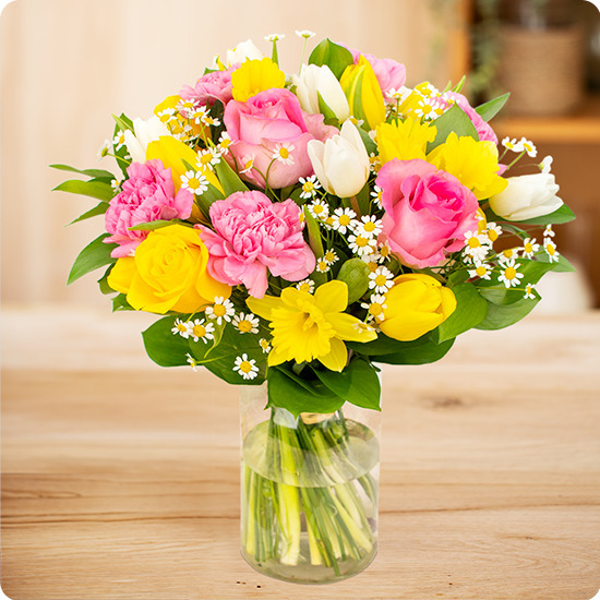 Bouquet rond coloré rose jaune blanc avec tulipes roses jonquilles et feuillage 123fleurs disponible sur bloomyrama