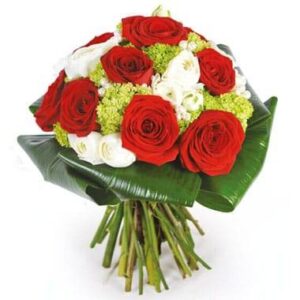 Bouquet roses rouges et renoncules blanches avec viburnum Bouquet Cherry Agitateur Floral disponible sur bloomyrama