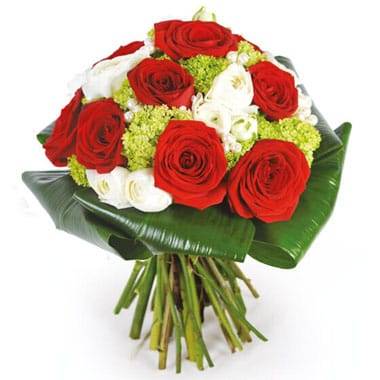 Bouquet roses rouges et renoncules blanches avec viburnum Bouquet Cherry Agitateur Floral disponible sur bloomyrama