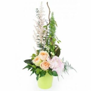 Composition florale en hauteur rose pêche vert avec muguet roses et feuillage l Agitateur Floral disponible sur bloomyrama