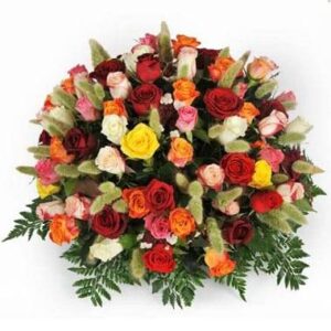 composition de deuil avec roses rouges orange chatons et fougères Agitateur Floral disponible sur bloomyrama