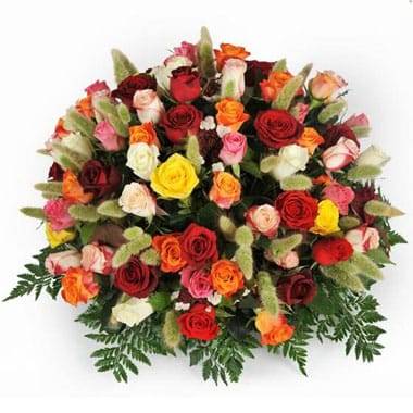 composition de deuil avec roses rouges orange chatons et fougères Agitateur Floral disponible sur bloomyrama