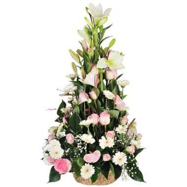 Composition de deuil haute avec lys roses et anthuriums roses L'Agitateur Floral vu sur bloomyrama