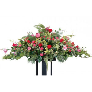 Raquette de deuil rouge et rose avec roses rouges et lisianthus L'Agitateur Floral vu sur bloomyrama