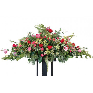 Raquette de deuil rouge et rose avec roses rouges et lisianthus L'Agitateur Floral vu sur bloomyrama