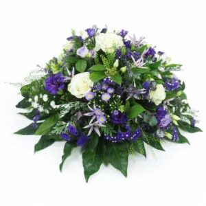 coussin de deuil blanc violet bleu avec roses lisianthus et feuillage Agitateur Floral disponible sur bloomyrama