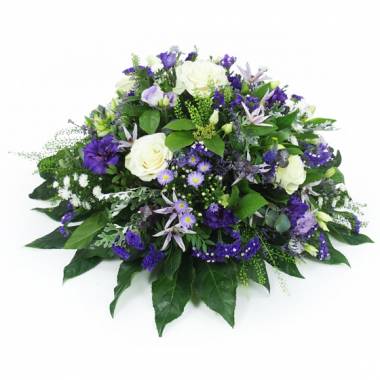 coussin de deuil blanc violet bleu avec roses lisianthus et feuillage Agitateur Floral disponible sur bloomyrama