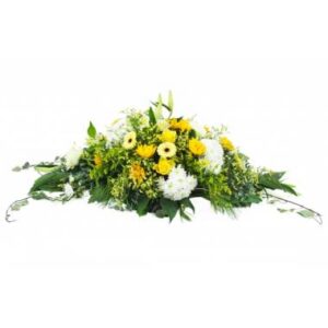 Raquette de deuil jaune et blanche avec gerberas roses et lys L'Agitateur Floral vu sur bloomyrama