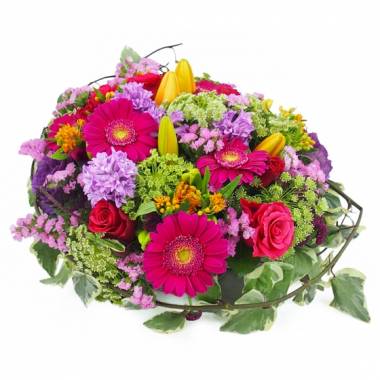 Composition de deuil colorée avec roses gerberas santinis et lierre L'Agitateur Floral vu sur bloomyrama