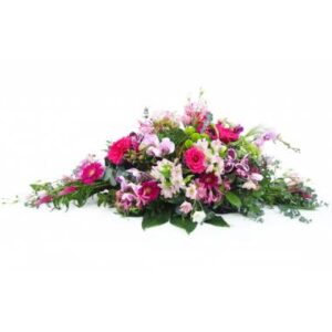 Raquette de deuil dans les tons roses avec gerberas roses et lys L'Agitateur Floral vu sur bloomyrama