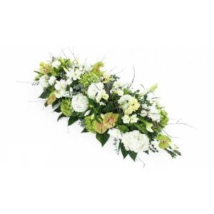 Dessus de cercueil blanc et vert avec lys orchidées et anthuriums L'Agitateur Floral vu sur bloomyrama