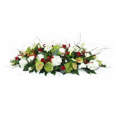 Dessus de cercueil rouge et blanc avec lys roses et anthuriums L'Agitateur Floral vu sur bloomyrama