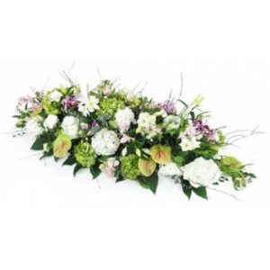 Dessus de cercueil rose mauve et blanc avec lys orchidées et hortensia L'Agitateur Floral vu sur bloomyrama