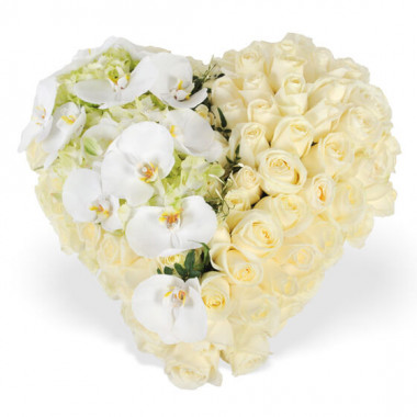 Coeur de deuil en roses blanches avec orchidée phalaenopsis blanche l’Agitateur Floral disponible sur le comparateur bloomyrama