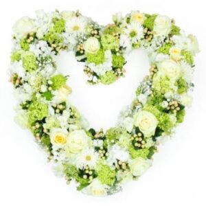 Coeur de deuil blanc avec rose hortensia et lisianthus 60 cm l’Agitateur Floral disponible sur le comparateur bloomyrama