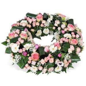 Couronne de deuil rose et blanche avec roses gerberas et gypsophile 70 cm l’Agitateur Floral disponible sur le comparateur bloomyrama