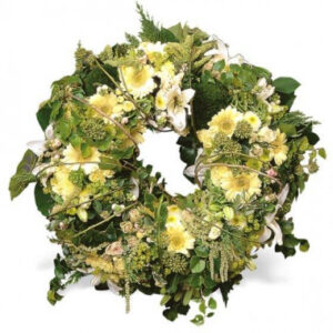 Couronne de deuil blanche et verte avec lys gerberas et oeillets 60 cm l’Agitateur Floral disponible sur le comparateur bloomyrama