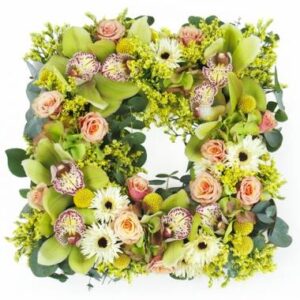 Couronne de deuil carrée vert jaune saumon avec rose gerbera et orchidée 30 cm l’Agitateur Floral disponible sur le comparateur bloomyrama