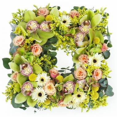 Couronne de deuil carrée vert jaune saumon avec rose gerbera et orchidée 30 cm l’Agitateur Floral disponible sur le comparateur bloomyrama