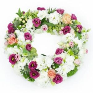 Petite couronne de deuil rose blanche et mauve avec rose hortensia et lisianthus l’Agitateur Floral disponible sur le comparateur bloomyrama