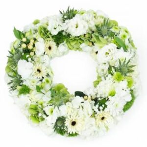 Petite couronne de deuil blanche et verte avec rose hortensia et gerbera l’Agitateur Floral disponible sur le comparateur bloomyrama