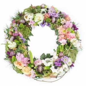Grande couronne de deuil pastel champêtre avec rose hortensia et renoncule l’Agitateur Floral disponible sur le comparateur bloomyrama