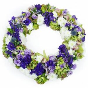 Couronne de deuil bleu violet et blanc avec hortensia lisianthus et orchidée l’Agitateur Floral disponible sur le comparateur bloomyrama