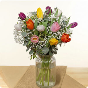 Bouquet de saison avec tulipes colorées et feuillage aérien 123fleurs vu sur le comparateur bloomyrama