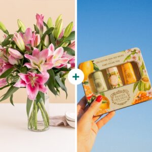 Bouquet de lys roses avec coffret crèmes mains Panier des Sens Interflora disponible sur le comparateur bloomyrama