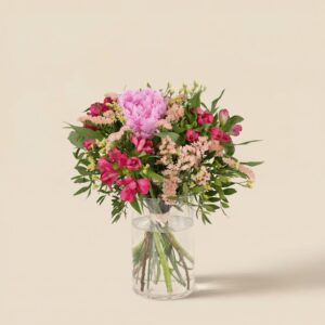 Bouquet champêtre de pivoines roses et saumon par Interflora disponible sur le comparateur bloomyrama