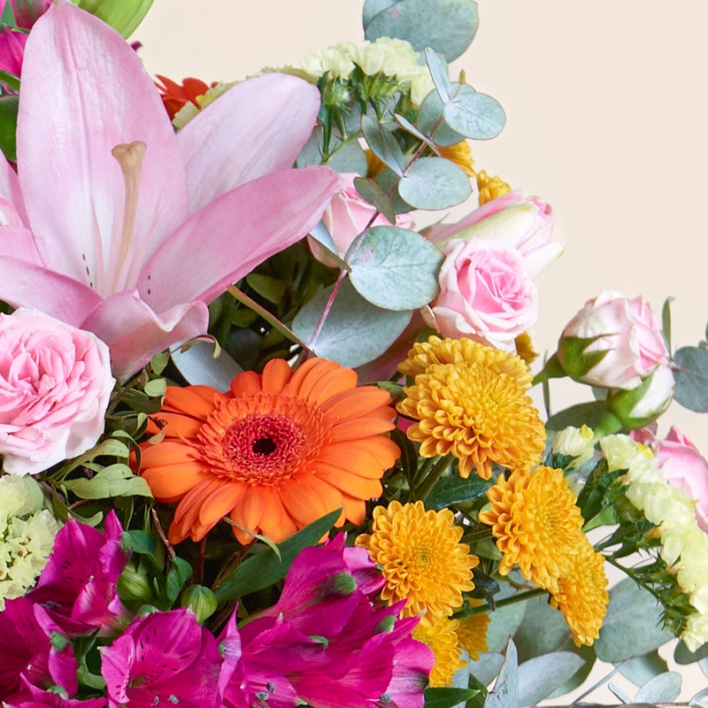 Bouquet multicolore avec lys et fleurs variées composition colorée Interflora disponible sur bloomyrama