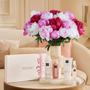 Bouquet de pivoines et coffret Rituals Sakura Interflora disponible sur bloomyrama