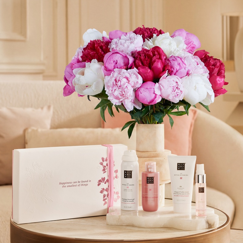 Bouquet de pivoines et coffret Rituals Sakura Interflora disponible sur bloomyrama