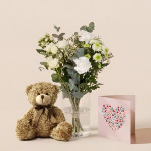 Coffret naissance avec bouquet blanc roses eucalyptus ourson et carte Interflora disponible sur bloomyrama